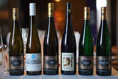 六个各色玻璃酒瓶